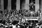 Дальнейшие события красочно описывает в своей книге «Великий крах 1929 года» (1929: The Great Clash) известный американский экономист Джон Кеннет Гелбрейт: «Четверг 24 октября стал первым из тех дней, которые впоследствии окрестят периодом паники. И такая оценка, пожалуй, оправдана, если учесть состояние неопределенности, страха и полного непонимания обстановки, которое охватило публику. В тот день было продано 12 894 650 акций, причем большинство из них за бесценок. Из всех тайн биржи самой непостижимой является то, что в период массовой продажи кто-то еще надеется найти покупателей. 24 октября 1929 года покупатели находились с большим трудом, и то только после того, как цена снижалась до минимума»