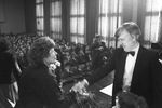 Композитор и депутат Верховного Совета Латвийской ССР Раймонд Паулс во время встречи с избирателями, 1985 год