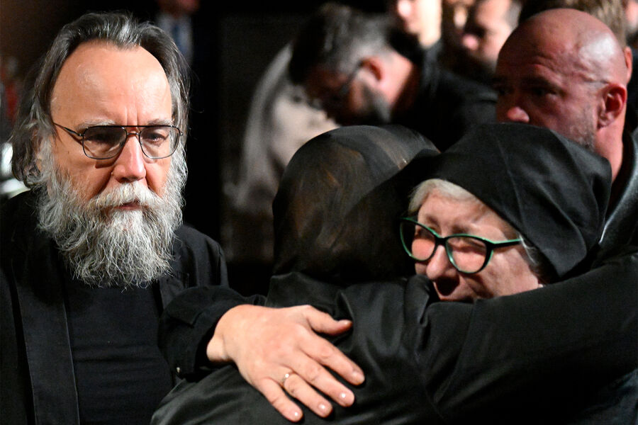 Александр Дугин и его жена, философ Наталья Мелентьева принимают соболезнования на&nbsp;церемонии прощания с&nbsp;дочерью, журналисткой Дарьей Дугиной, в&nbsp;телецентре &laquo;Останкино&raquo; в&nbsp;Москве, 23&nbsp;августа 2022&nbsp;года