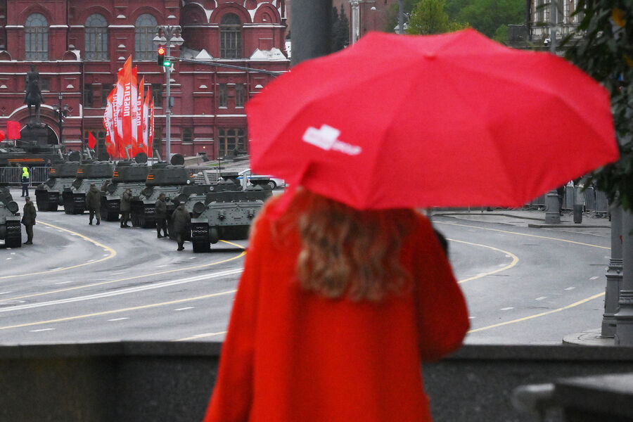 Танк Т-34-85 и Су-100 во время репетиции парада в&nbsp;Москве в&nbsp;честь 80-й годовщины Победы в&nbsp;Великой Отечественной войне. Кирилл Каллиников, 29&nbsp;апреля 2025&nbsp;года
