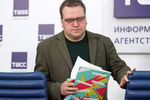 Координатор по взаимодействию с партнерами Ассоциации наблюдателей «Национальный общественный мониторинг» Роман Коломойцев перед началом пресс-конференции, посвященной старту Всероссийской акции «Экспедиция НОМ» (Национального общественного мониторинга) в Москве, 1 февраля 2018 года