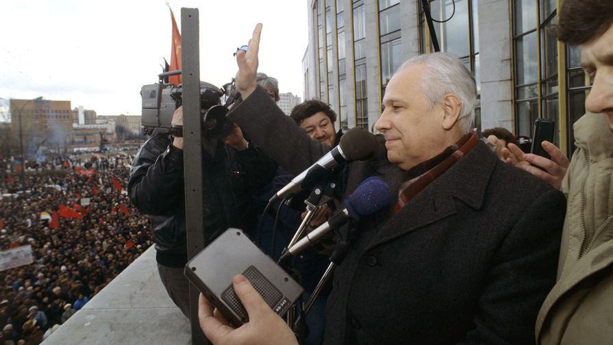 Анатолий Лукьянов выступает на митинге у Дома Советов РФ, 1993 год
