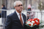 Председатель комиссии Мосгордумы по культуре, актер Евгений Герасимов перед началом церемонии прощания с актером Сергеем Юрским у здания театра имени Моссовета, 11 февраля 2019 года