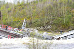 На месте обрушения железнодорожного моста через реку Кола в Мурманской области.