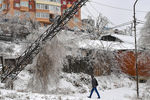 Покосившаяся опора ЛЭП на одной из улиц Владивостока, 20 ноября 2020 года