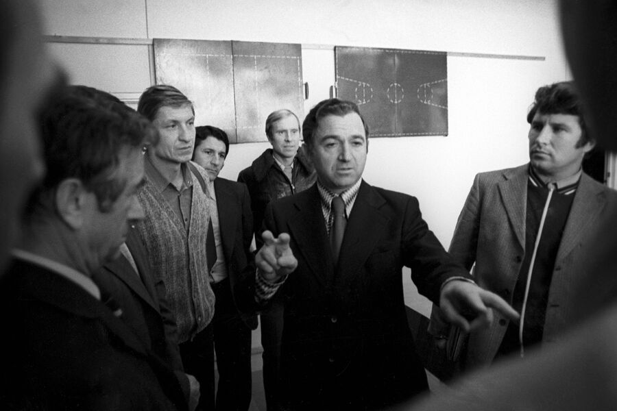 Старший тренер футбольного клуба &laquo;Спартак&raquo;, футболист Никита Павлович Симонян (в центре) во время выступления в&nbsp;Высшей футбольной школе тренеров, 70-е годы