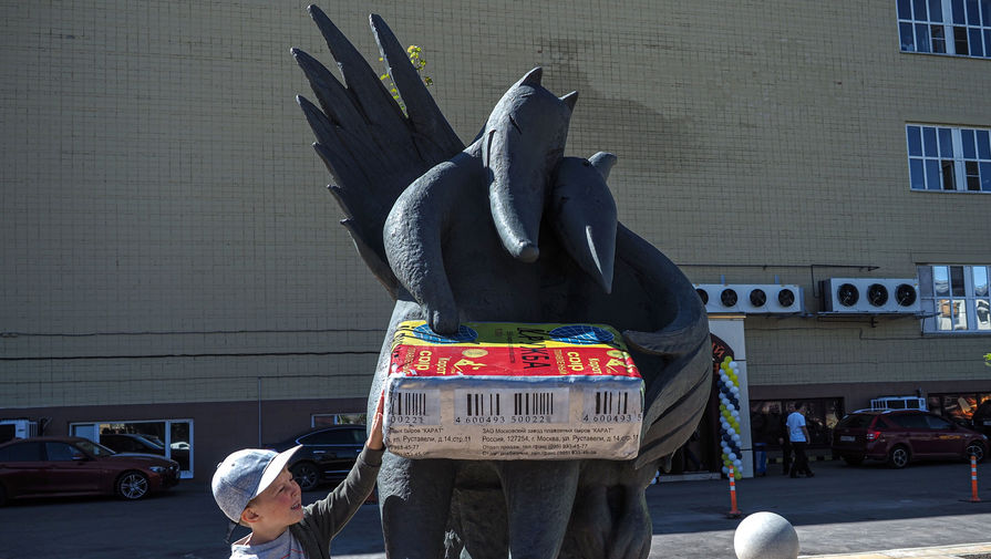 Памятник сырку «Дружба» в&nbsp;Москве. Скульптура была установлена в&nbsp;Москве возле завода по&nbsp;производству плавленых сырков. Замысел понятен: Ворона и Лисица из&nbsp;басни Крылова стоят в&nbsp;обнимку и никто никого не хочет есть. Однако исполнение памятника вызывает вопросы, издалека трудно отличить даже ворону от лисицы
