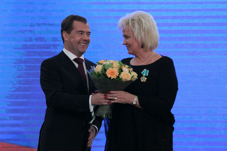 Президент России Дмитрий Медведев и певица Анне Вески, награжденная Орденом Дружбы, на&nbsp;церемонии вручения в&nbsp;здании Нижегородской ярмарки, 2011&nbsp;год