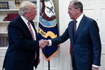 Президент США Дональд Трамп и министр иностранных дел РФ Сергей Лавров во время встречи в Белом доме, 2017 год