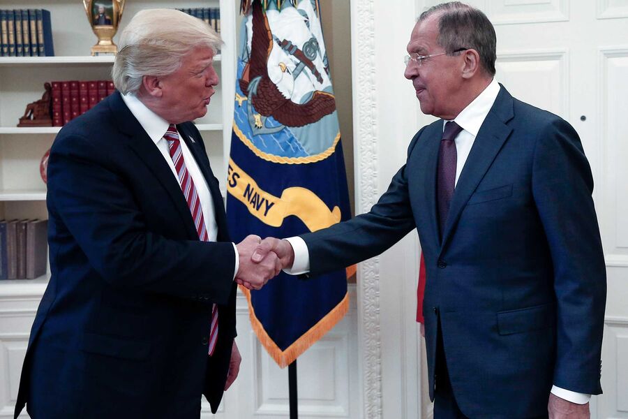 Президент США Дональд Трамп и министр иностранных дел РФ Сергей Лавров во время встречи в&nbsp;Белом доме, 2017&nbsp;год