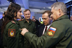 24 февраля 2017 года. Председатель правительства РФ Дмитрий Медведев перед началом церемонии открытия III Всемирных зимних военных игр 2017 года на арене «Ледяной куб» в Сочи. Справа — министр обороны РФ Сергей Шойгу. Слева — посол III Всемирных зимних военных игр, олимпийская чемпионка старший лейтенант Елена Исинбаева

