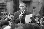 Поэт Евгений Евтушенко выступает на площади Поэзии в Харькове, 1990 год