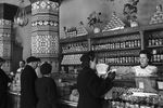 Продуктовый магазин, расположенный в здании гостиницы «Украина», 1958 год