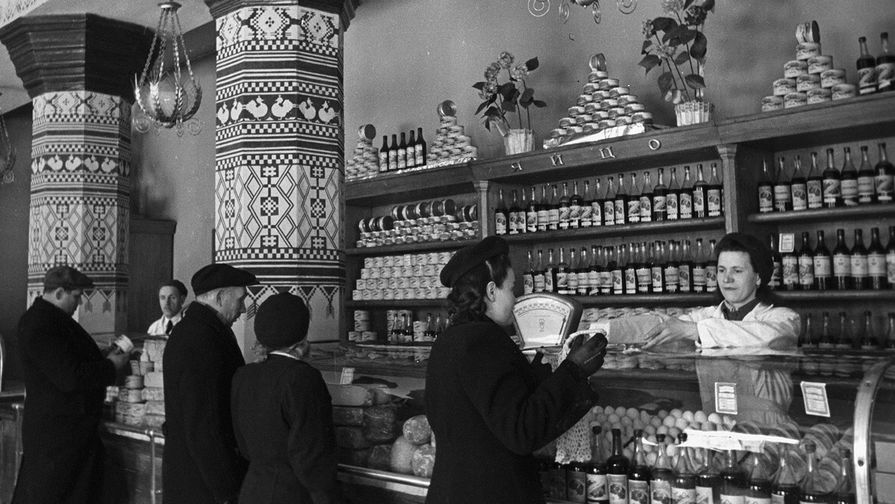 Продуктовый магазин, расположенный в здании гостиницы «Украина», 1958 год