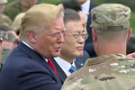 Президент США Дональд Трамп и президент Южной Кореи Мун Чжэ Ин в демилитаризованной зоне (ДМЗ), 30 июня 2019 года