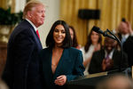 Президент США Дональд Трамп и Ким Кардашьян в Белом доме, 2019 год