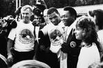 Член шведской сборной команды по хоккею, чемпион мира Свен Тумба-Юханссон, американский боксер, чемпион мира среди профессионалов в тяжелом весе Майк Тайсон и звезда мирового футбола, нападающий бразильской сборной, чемпион мира Пеле (слева направо) на открытии гольф-клуба в Нахабино и закладки первого в СССР поля для гольфа, 1988 год