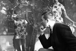 Вячеслав Зайцев у витрин ГУМа, 1964 год