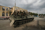 Российские миротворцы у разрушенного здания Югоосетинского университета в Цхинвали