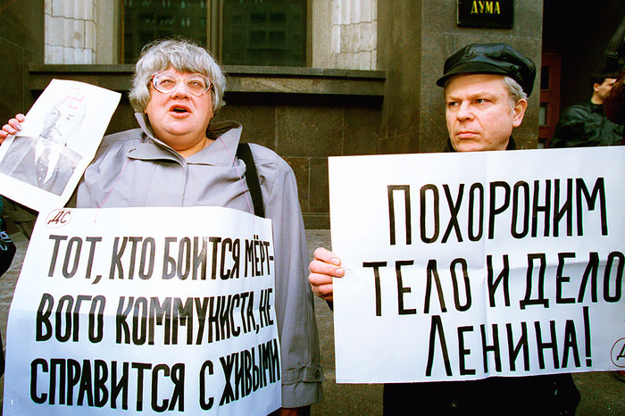 Лидер &laquo;Демократического союза&raquo; Валерия Новодворская (на снимке слева) и около&nbsp;десятка ее сторонников провели пикет у&nbsp;Государственной думы с&nbsp;требованием захоронить тело Владимира Ленина, 1997&nbsp;год 