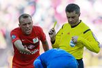 Полузащитник «Спартака» Денис Глушаков делает выговор игроку «Динамо»
