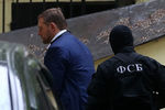 Губернатор Кировской области Никита Белых (слева) перед заседанием в Басманном суде Москвы