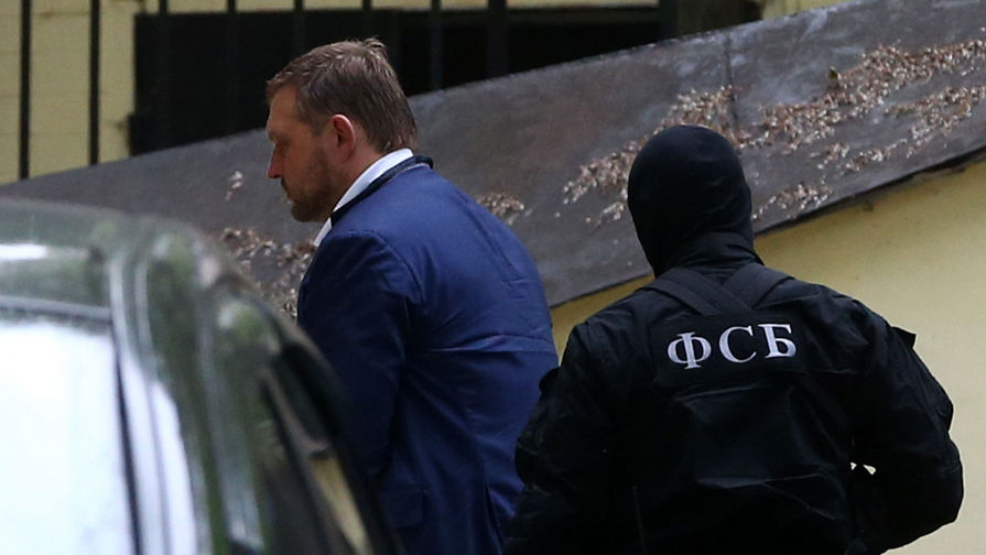 Губернатор Кировской области Никита Белых (слева) перед&nbsp;заседанием в&nbsp;Басманном суде Москвы