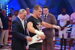 Владимир Путин одевает чемпионский пояс Вячеславу Василевскому