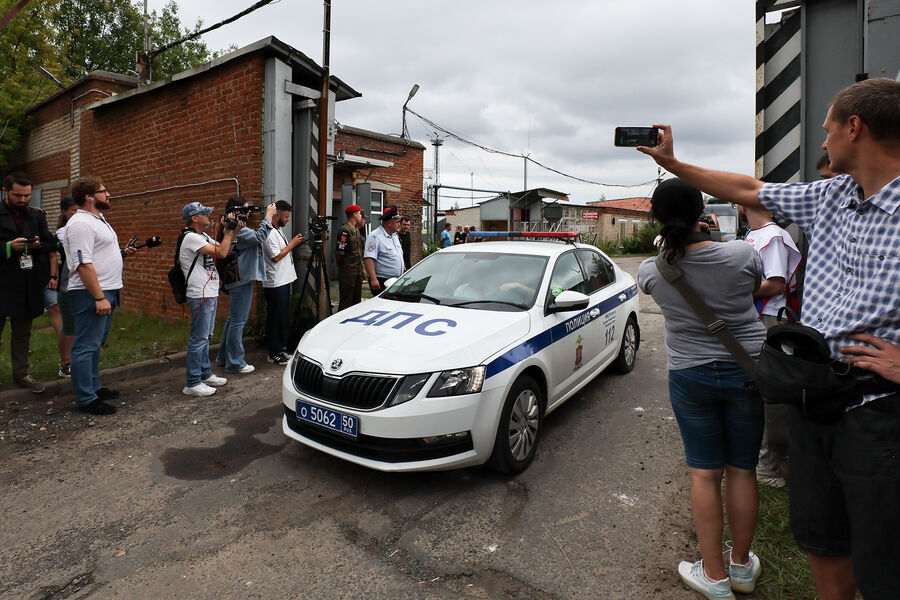 Автомобиль ДПС выезжает с&nbsp;территории Загорского оптико-механического завода в&nbsp;Сергиевом Посаде, 9&nbsp;августа 2023&nbsp;года