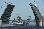 Корабли проходят под разведенным Дворцовым мостом на главном военно-морском параде в Санкт-Петербурге в честь Дня Военно-Морского Флота России. Справа: большой десантный корабль «Минск»