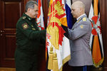Министр обороны России Сергей Шойгу и начальник ГРУ Игорь Коробов во время получения личного штандарта ГУ Генштаба Вооруженных сил, февраль 2016 года