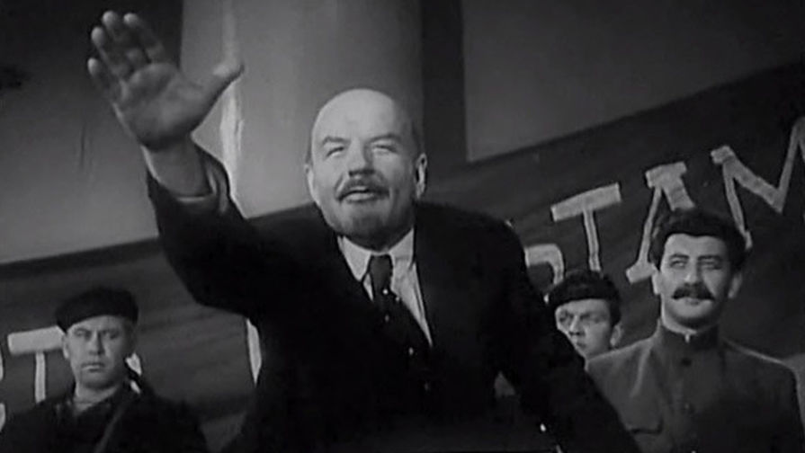 Кадр из фильма «Ленин в Октябре» (1937). Режиссеры Михаил Ромм и Дмитрий Васильев. В роли Ленина — актер Борис Щукин