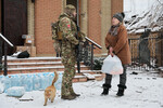 Военнослужащий и местная жительница в Авдеевке, февраль 2024 года