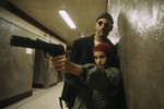 <b>«Леон» (1994)</b><br>
Криминальная драма «Леон» — кандидат на звание лучшей работы и Рено, и Бессона. Это трогательная история о дружбе киллера со своей 12-летней соседкой, чью семью жестоко убивают по приказу коррумпированного полицейского. Есть версия, что картина была вдохновлена отношениями Бессона с его второй женой Майвенн — 31-летний постановщик начал встречаться с девушкой, когда ей было всего 15 лет.
