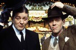 <b>«Дживс и Вустер» (1990–1993)</b>
<br><br>
Сериал снят по мотивам произведений Пелама Гренвилла Вудхауса. В центре сюжета — молодой британский аристократ Бертрам Вустер (Хью Лори), который вечно попадает в нелепые ситуации, выход из которых находит его камердинер Реджинальд Дживс (Стивен Фрай). На протяжении всех четырех сезонов Лори сам играет на фортепиано и поет песни своего персонажа. Сериал получил два приза BAFTA: в 1992 году за лучший дизайн и в 1993 — за лучшую графику.