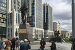 Установка памятника Михаилу Калашникову в Москве, 16 сентября 2017 года