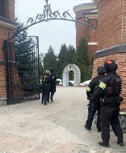 Сотрудники полиции на&nbsp;месте спецоперации у&nbsp;дома забаррикадировавшегося в&nbsp;Мытищах пенсионера, открывшего огонь по&nbsp;сотрудникам правоохранительных органов, 30&nbsp;марта 2021&nbsp;года