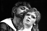 <b>«Укрощение строптивой», Игорь Владимиров (1973)</b>
<br><br>
Некоторые спектакли с участием Фрейндлих выходили на ТВ. Один из них — постановка Ленинградского государственного академического театра им. Ленсовета по пьесе Шекспира «Укрощение строптивой». Актриса сыграла в нем главную роль Катарины — одной из дочерей почтенного жителя города Падуи, которая отличалась суровым и скандальным характером в отличие от ее покладистой сестры Бьянки.
