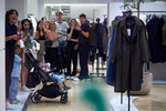 Покупатели реагируют на попытку протестующих ворваться в магазин Zara во время пропалестинского митинга в Барселоне, Испания, 4 октября 2025 года