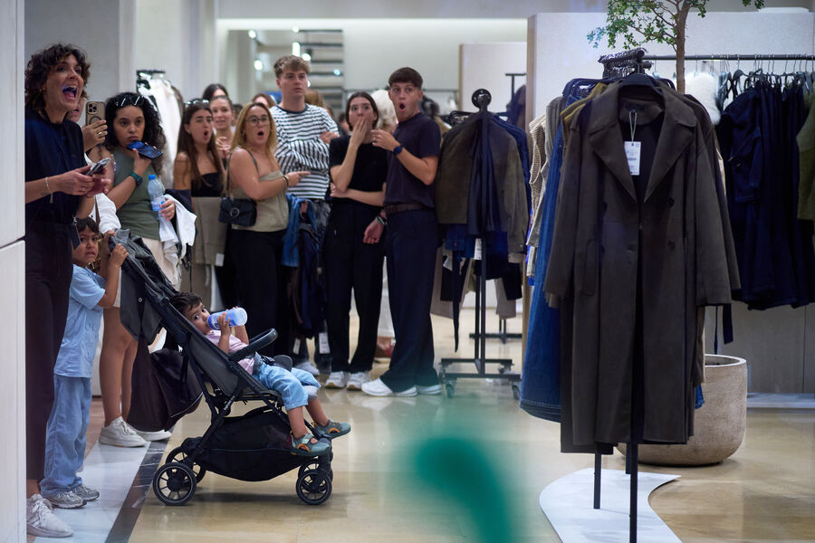 Покупатели реагируют на&nbsp;попытку протестующих ворваться в&nbsp;магазин Zara во время пропалестинского митинга в&nbsp;Барселоне, Испания, 4&nbsp;октября 2025&nbsp;года