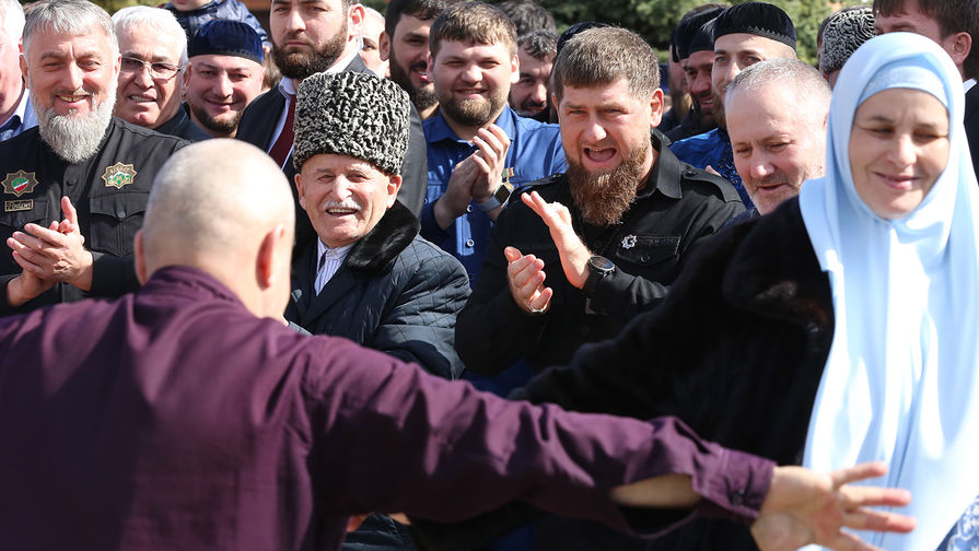 Глава Чечни Рамзан Кадыров (второй справа) после голосования на выборах президента России на одном из избирательных участков в Грозном, 18 марта 2018 года