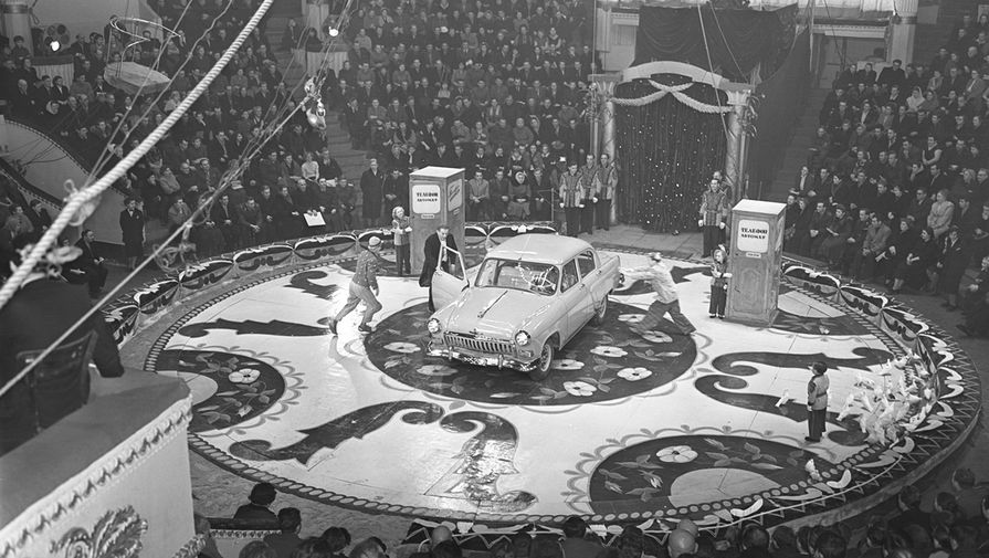 Иллюзионист Эмиль Кио на арене Московского цирка, 1959 год