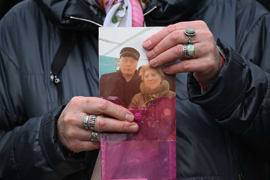 Женщина держит в&nbsp;руках совместную фотографию с&nbsp;Владимиром Жириновским у&nbsp;входа на&nbsp;Новодевичье кладбище, где состоятся похороны руководителя фракции ЛДПР, 8&nbsp;апреля 2022&nbsp;года