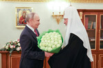 Президент РФ Владимир Путин поздравляет патриарха Московского и Всея Руси Кирилла (слева направо) с&nbsp;пятнадцатой годовщиной интронизации в&nbsp;Патриарших палатах Московского Кремля, 1&nbsp;февраля 2024&nbsp;года