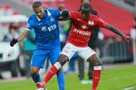 Вильям Ванкер и Квинси Промес ведут борьбу за мяч