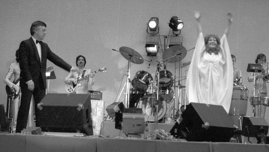 Заслуженная артистка РСФСР Алла Пугачева (справа) и латвийский композитор Раймонд Паулс (слева), 1982&nbsp;год