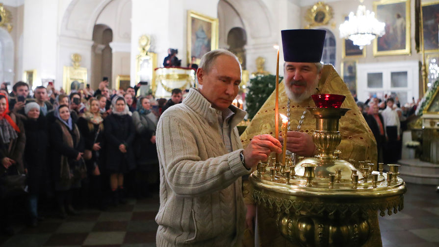 Президент России Владимир Путин во время праздничного богослужения по случаю Рождества Христова в Спасо-Преображенском соборе в Санкт-Петербурге, 7 января 2020 года