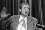<b>Евгений Евтушенко</b> (18 июля 1932 — 1 апреля 2017) – советский и российский поэт-шестидесятник и режиссер. На фото: Евгений Евтушенко во время выступления, 1972 год