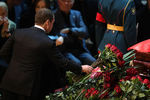 Председатель правительства России Дмитрий Медведев на церемонии прощания с Иосифом Кобзоном в Москве, 2 сентября 2018 года