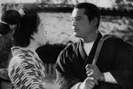Свой первый фильм <b>«Легенда о великом мастере дзюдо» (1943)</b> Куросава снял в разгар Второй мировой войны, в 1943 году. Фильм был отмечен тяжелой печатью милитаристской пропаганды, сделавшей ему дурную славу – экранизация романа Цунэо Томиты о дисциплине и готовности принести себя в жертву вышла в год начала призыва студентов в ряды японской армии. Однако со временем для зрителей на первый план вышли мастерски поставленные сцены поединков и необычная сюжетная структура «Гения дзюдо», ставшего первым фильмом о боевых искусствах, который дал рождение не только отдельному направлению в кинематографе, но и целому жанру в мире компьютерных игр – любой современный файтинг или его элементы непосредственно наследуют дебюту Куросавы.
